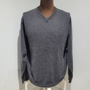 Retreat Men's Merino Wool Cashmere Blend V-Neck Sweater Large Gray Quiet Luxury